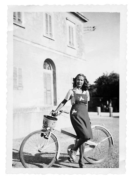 joven mujer con bicicleta en 1935.black y blanco - andar en bicicleta fotos fotografías e imágenes de stock