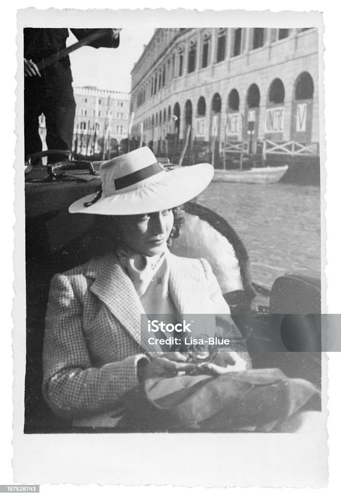 Jovem mulher na gôndola, Veneza, 1935, preto e branco - Foto de stock de Estilo retrô royalty-free