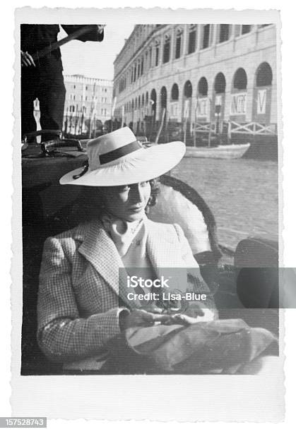 Mulher Jovem Em Gôndola De Veneza Em 1935 Preto E Branco - Fotografias de stock e mais imagens de Estilo retro