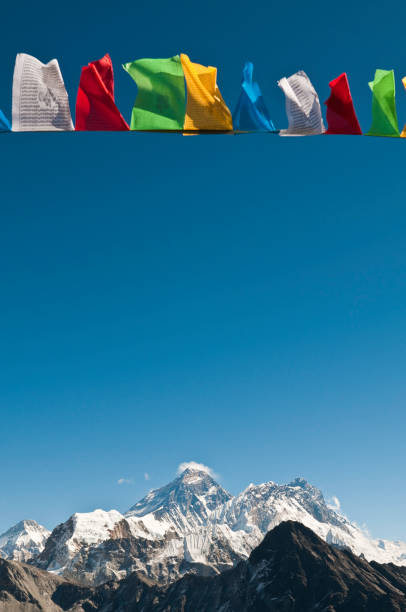 monte everest cumbre colorido oración flags nuptse lhotse himalaya nepal - many colored prayer flags fotografías e imágenes de stock