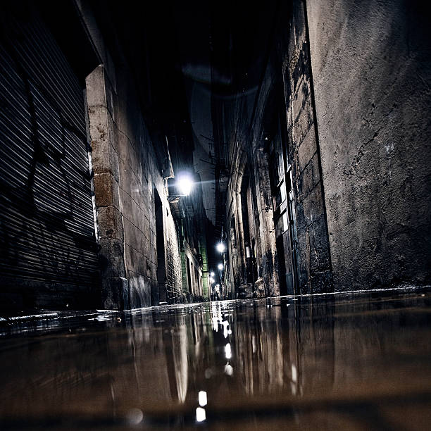 oscuridad alley. - callejuela fotografías e imágenes de stock