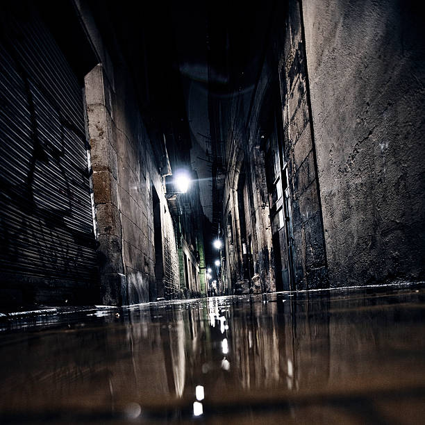 темный переулок. - street alley dark city стоковые фото и изображения