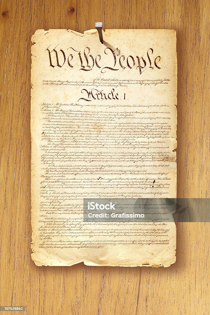Constitution fixes avec manucure sur fond en bois - Photo de Constitution américaine libre de droits