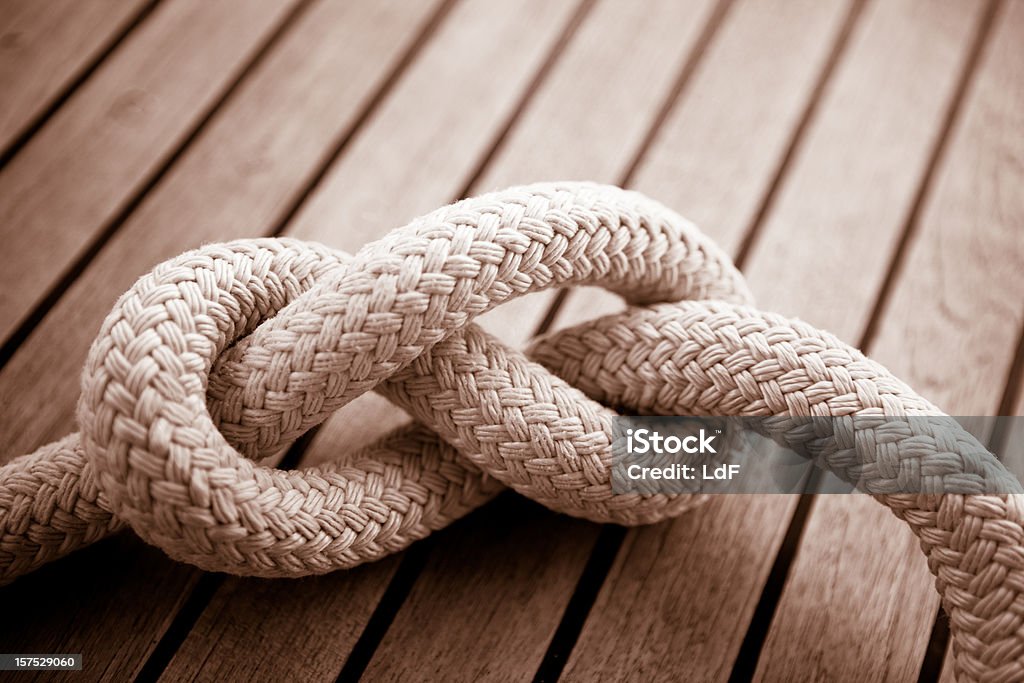 8 つの結び目に開かれるボートデッキ - ロープのロイヤリティフリーストックフォト