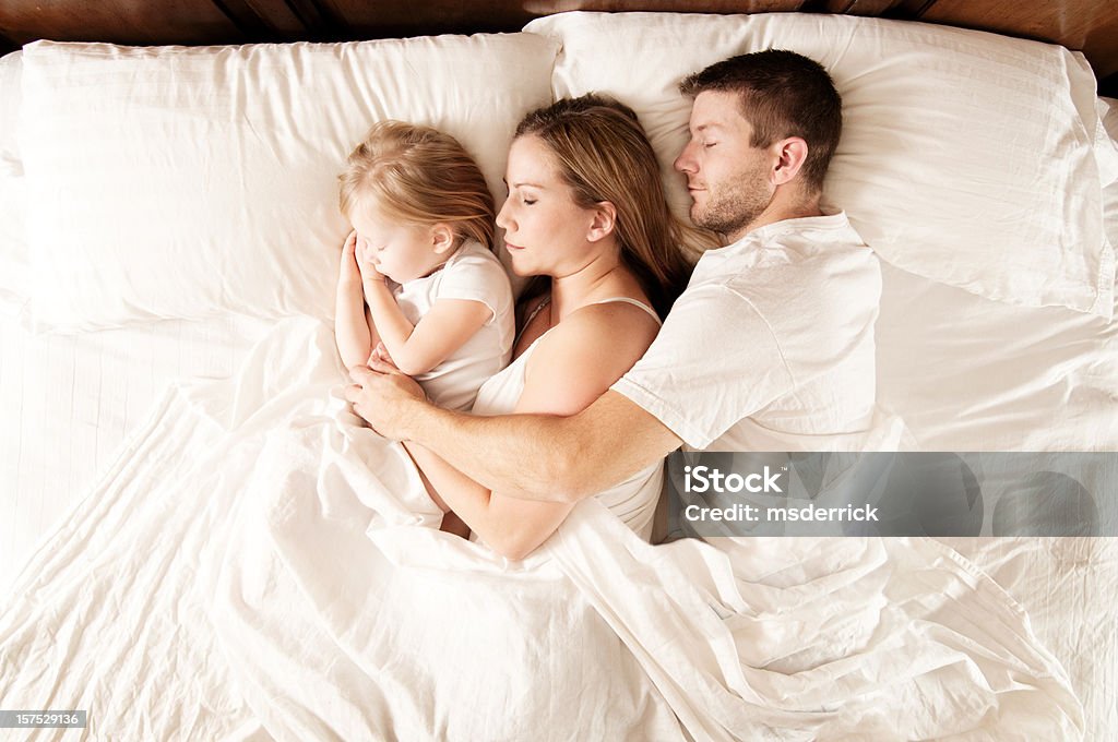 Dormire famiglia - Foto stock royalty-free di Dormire