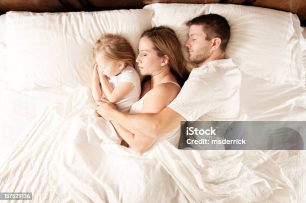 Dormire Famiglia - Fotografie stock e altre immagini di Dormire - Dormire, Famiglia, Letto