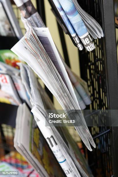 Gazety I Czasopisma Na Stojaku - zdjęcia stockowe i więcej obrazów Kiosk z gazetami - Kiosk z gazetami, Stojak, Magazyn - Publikacja