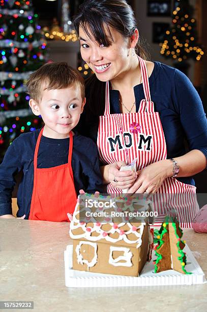 Weihnachtserlebnis Stockfoto und mehr Bilder von Lebkuchenhaus - Lebkuchenhaus, Menschen, Alleinerzieherin