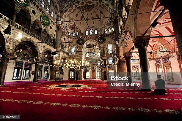 Rezar Foto de stock y más banco de imágenes de Hombres - Hombres, Iglesia, Mezquita