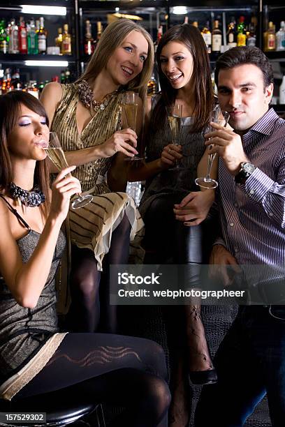Foto de Grupo De Pessoas e mais fotos de stock de Adulto - Adulto, Ao lado, Balcão de bar