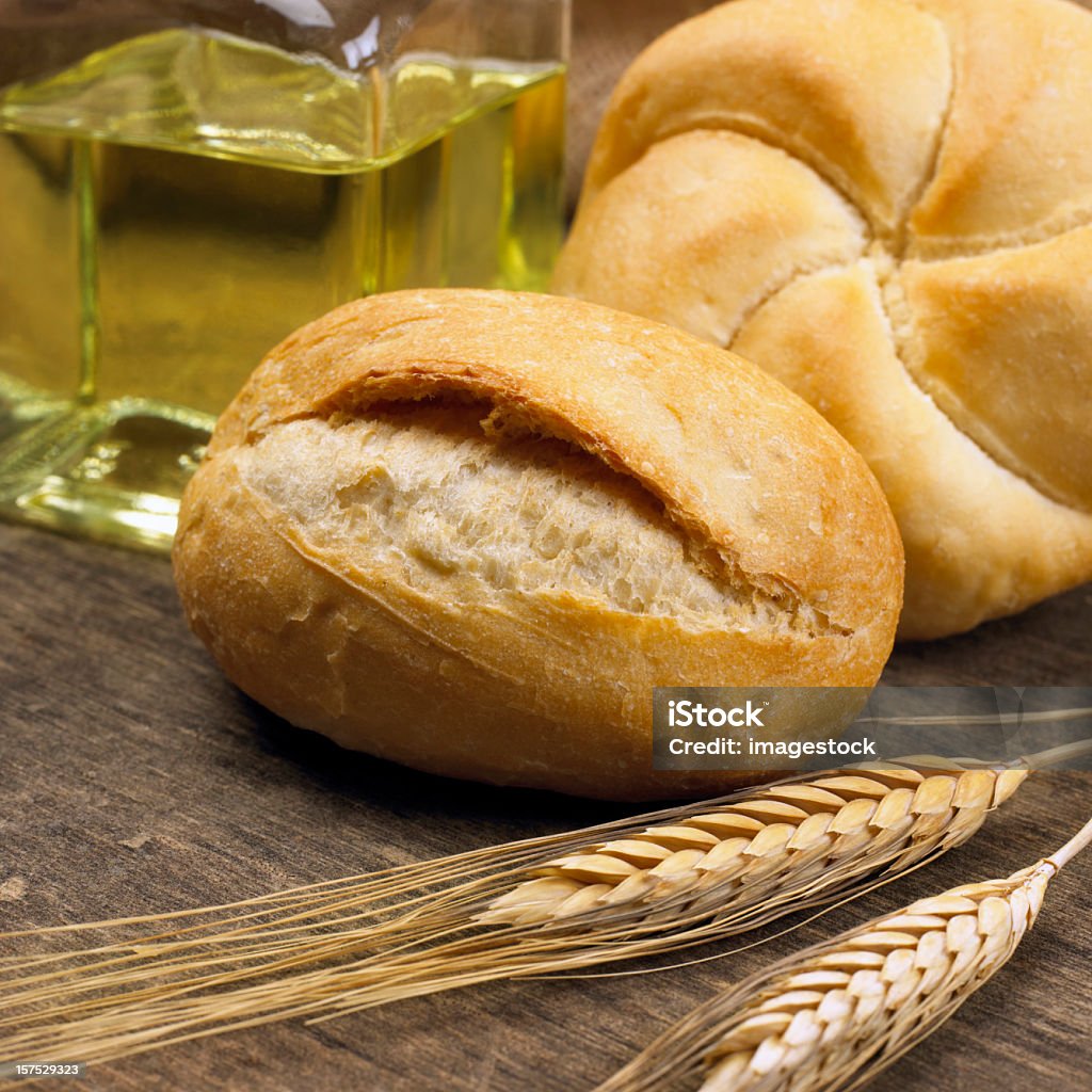 Loaves de pan y aceite de oliva - Foto de stock de Barra de pan libre de derechos
