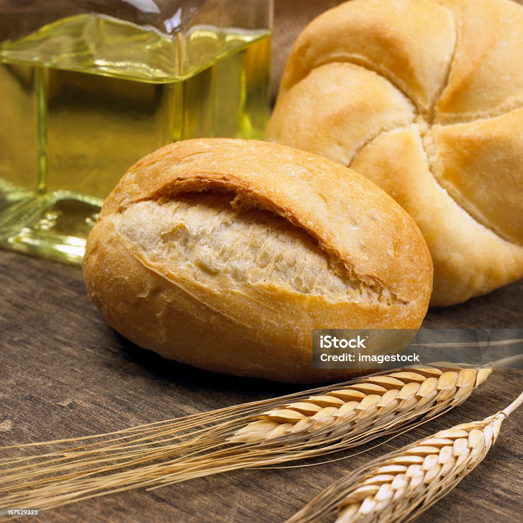 Loaves de pain et huile d'olive - Photo de Boulangerie libre de droits