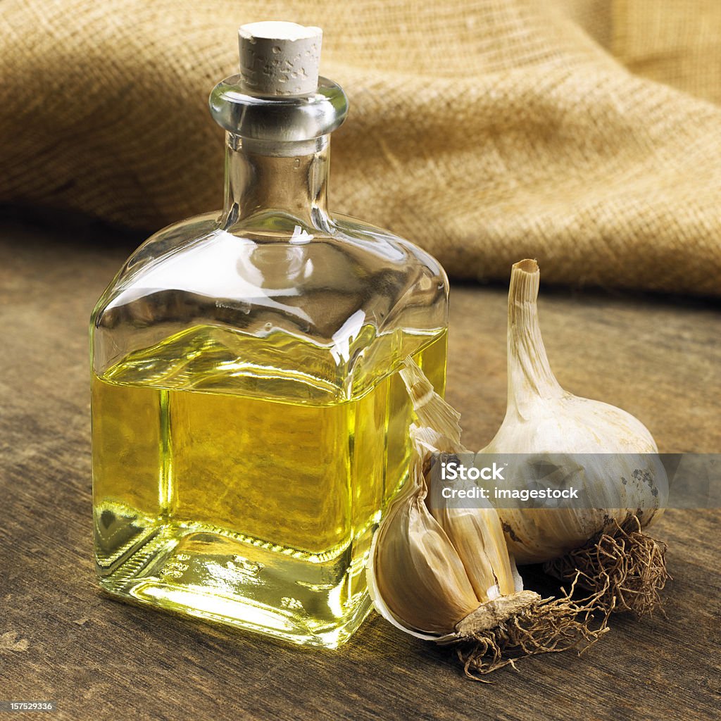 Une bouteille d'huile d'olive et ail - Photo de Huile de table libre de droits