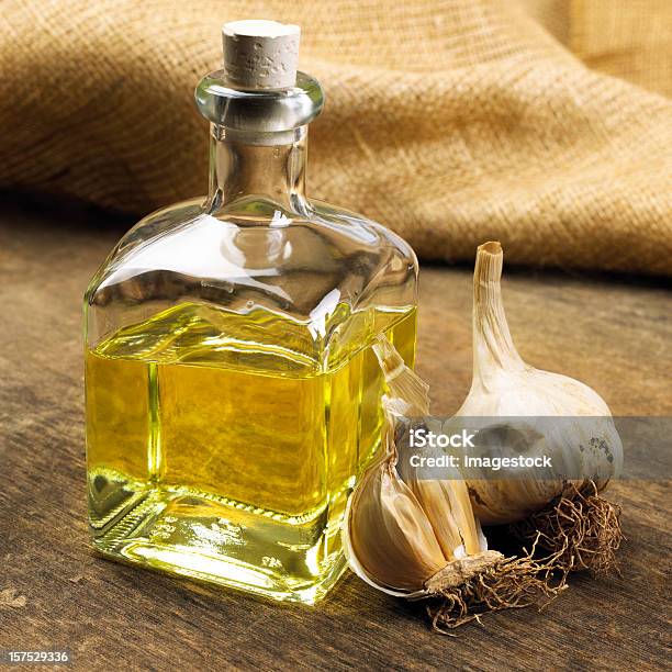 Photo libre de droit de Une Bouteille Dhuile Dolive Et Ail banque d'images et plus d'images libres de droit de Huile de table - Huile de table, Ail - Légume à bulbe, Assaisonnements et vinaigrettes