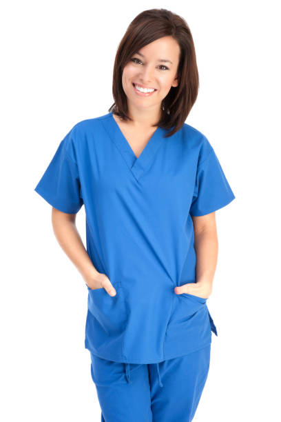 junge freundliche krankenschwester in blauer peelings - female nurse nurse scrubs female doctor stock-fotos und bilder