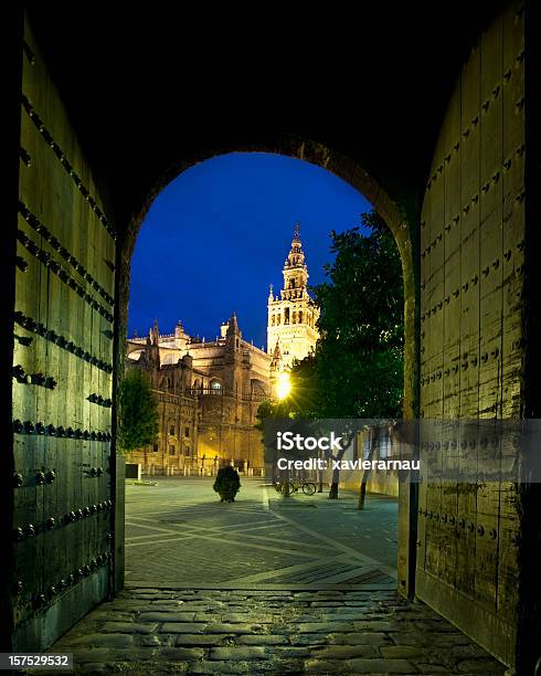 Foto de Porta Para Sevilla e mais fotos de stock de Arquitetura - Arquitetura, Beleza, Calçada