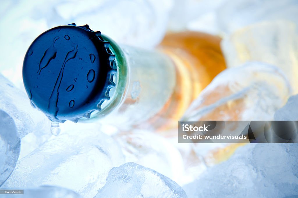 Flasche Bier auf Eis - Lizenzfrei Alkoholisches Getränk Stock-Foto