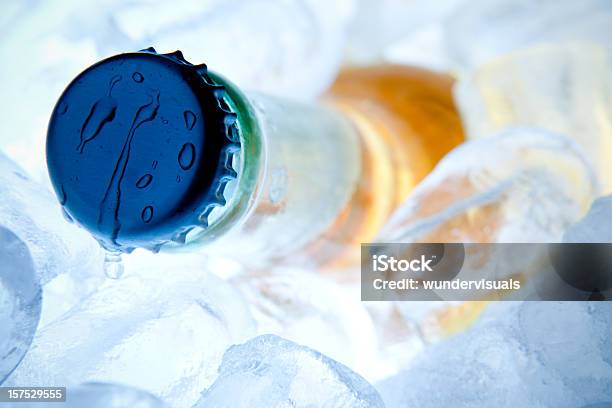 Flasche Bier Auf Eis Stockfoto und mehr Bilder von Alkoholisches Getränk - Alkoholisches Getränk, Bier, Bierflasche