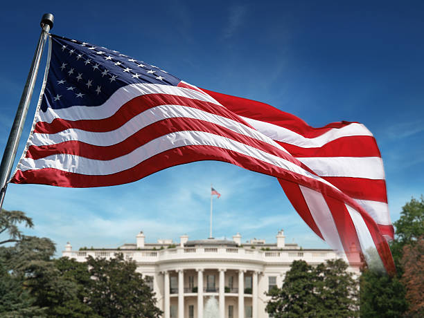 bandiera americana davanti alla casa bianca - white house immagine foto e immagini stock