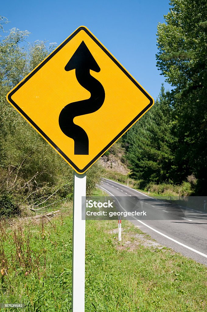 Strada tortuosa Segnale di pericolo - Foto stock royalty-free di Segnaletica stradale