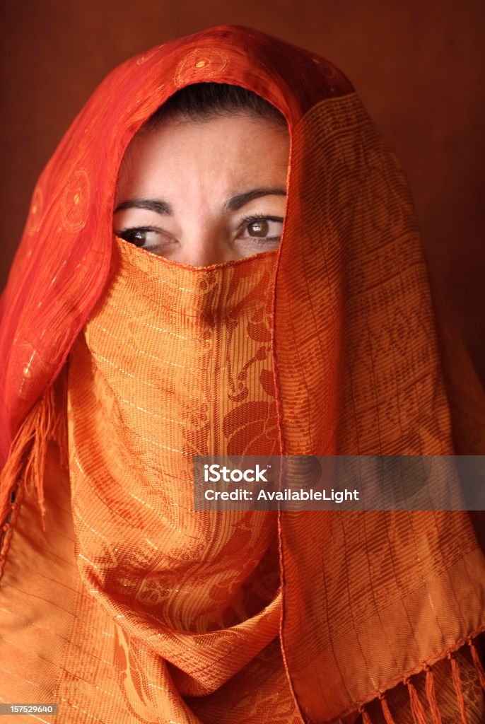 Femme arabe dans Orange Hajib - Photo de Arabie Saoudite libre de droits