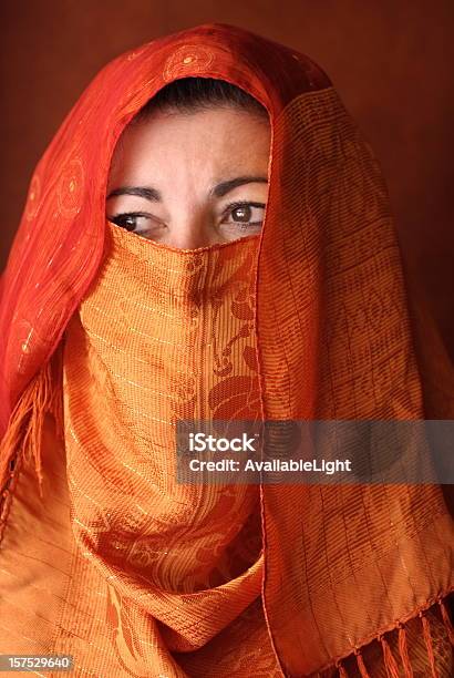 Photo libre de droit de Femme Arabe Dans Orange Hajib banque d'images et plus d'images libres de droit de Arabie Saoudite - Arabie Saoudite, Mystère, Femmes