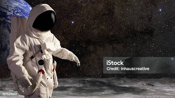 Astronauta Spaziale Sulla Luna - Fotografie stock e altre immagini di Astronauta - Astronauta, Campo stellato, Composizione orizzontale