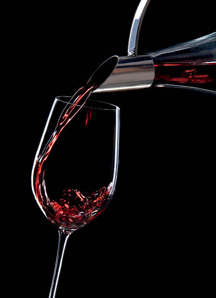 красное вино и для сакэ - wine decanter elegance pouring стоковые фото и изображения