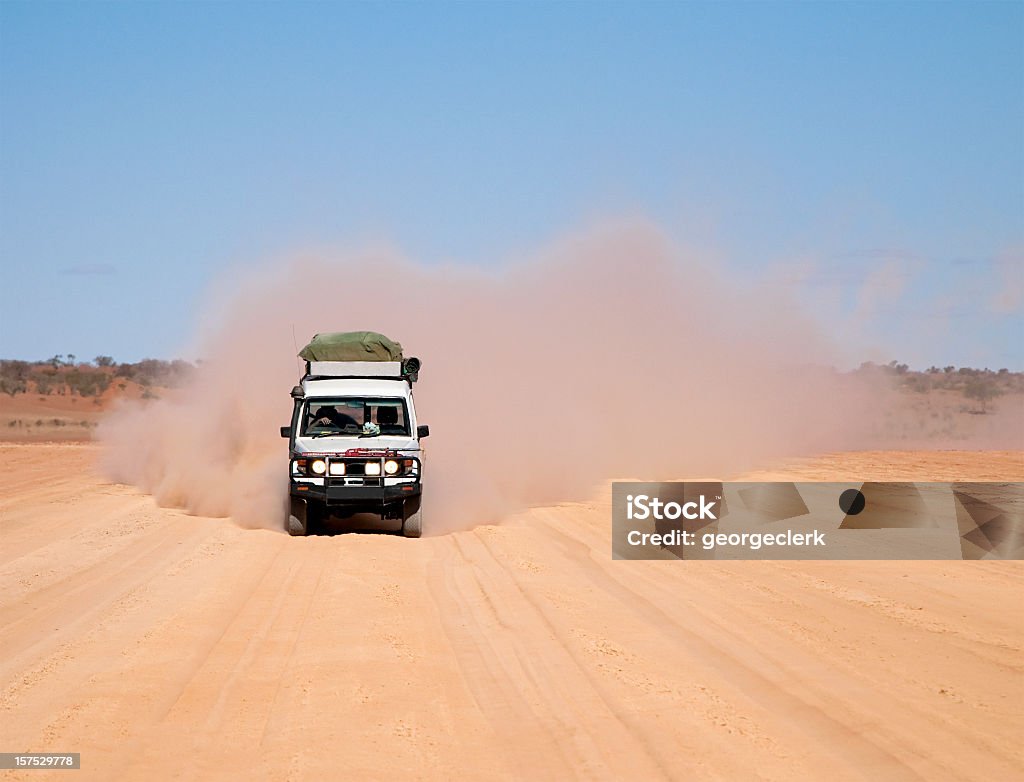 ダスティ 4 x 4 の旅 - オーストラリアのロイヤリティフリーストックフォト