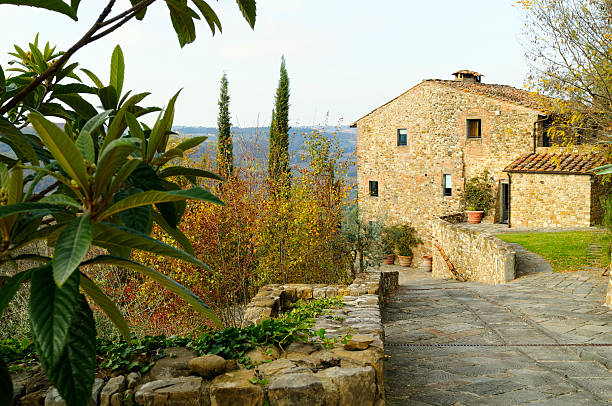 cama e café da manhã no campo - tuscany italy italian culture autumn - fotografias e filmes do acervo