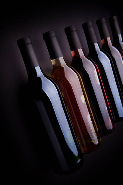 列のワインボトル - corked ストックフォトと画像