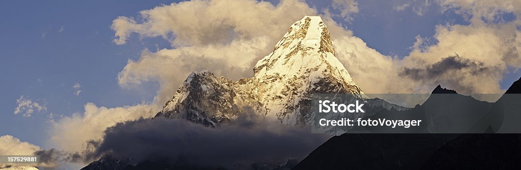 Pico da montanha, ao pôr-do-sol, panorama Ama Dablam Sagarmatha NP Himalaia Nepal - Foto de stock de Ama Dablam royalty-free