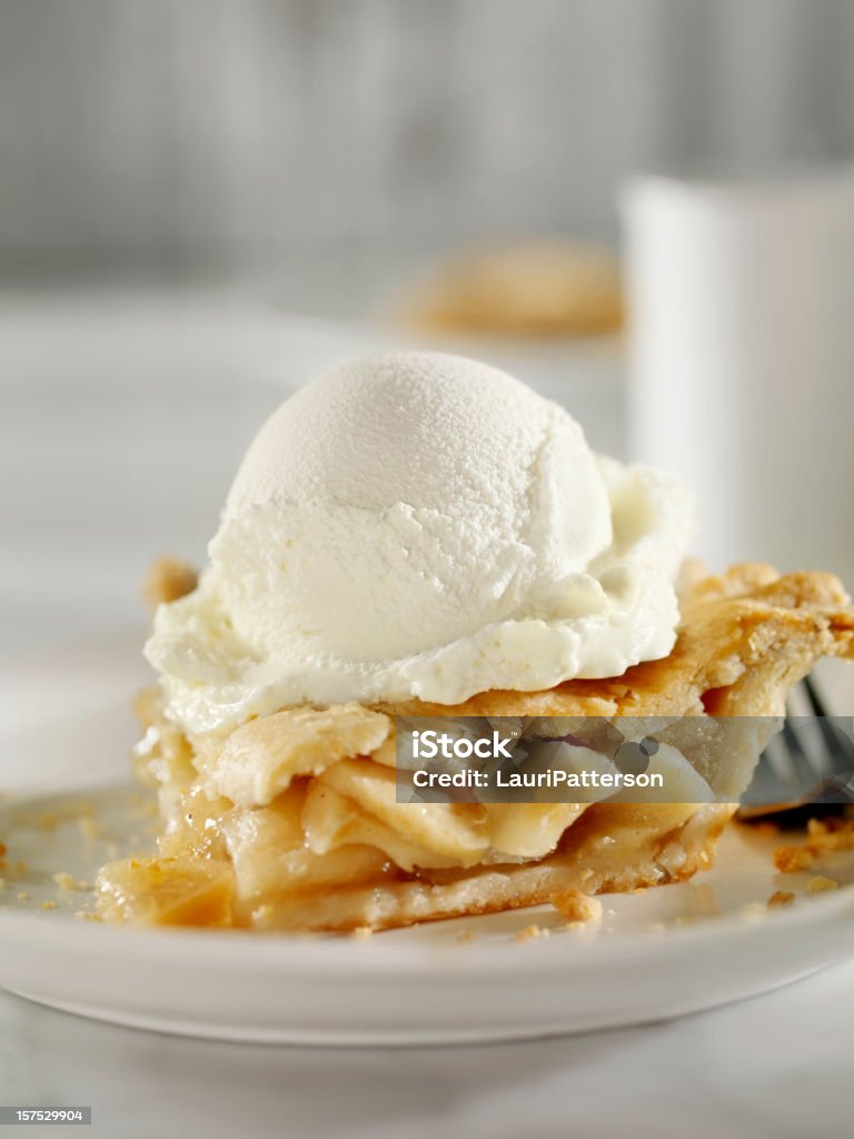 Pastel de manzana con helado de vainilla - Foto de stock de Pastel de manzana libre de derechos