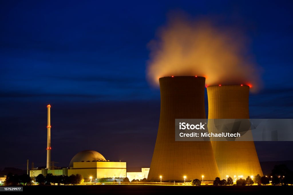 Centrale nucléaire de nuit - Photo de Réacteur nucléaire libre de droits