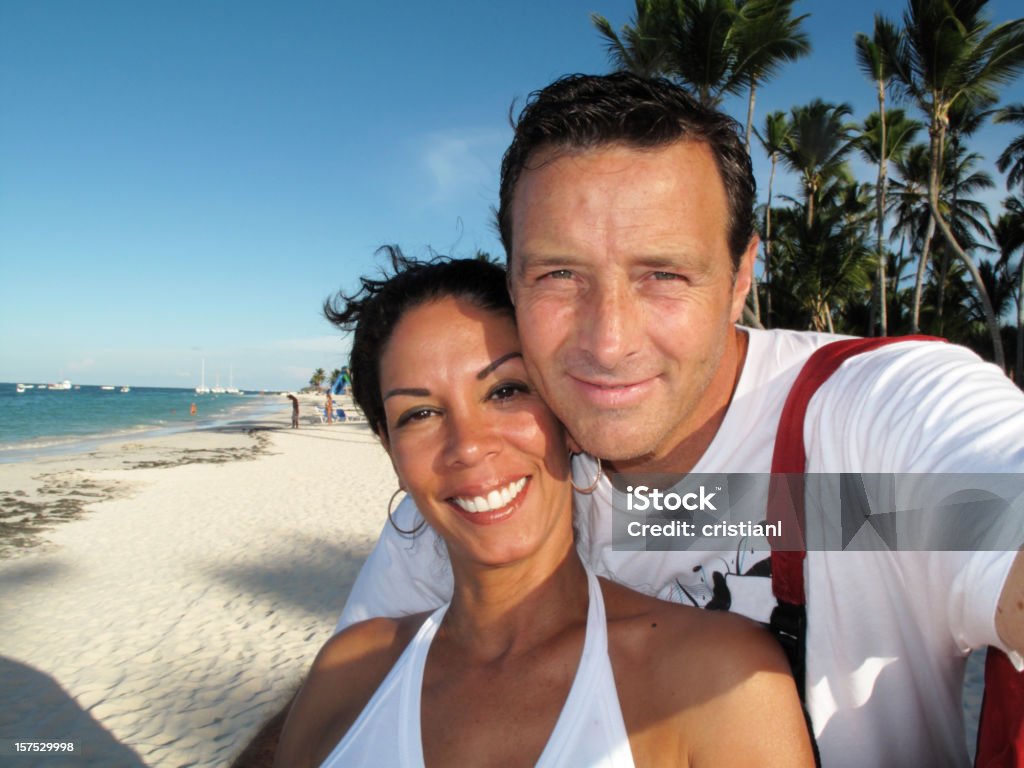 Heureux couple adulte dans la plage - Photo de Activité de loisirs libre de droits