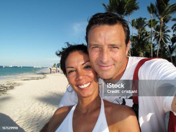 Photo libre de droit de Heureux Couple Adulte Dans La Plage banque d'images et plus d'images libres de droit de Activité de loisirs - Activité de loisirs, Adulte, Amour