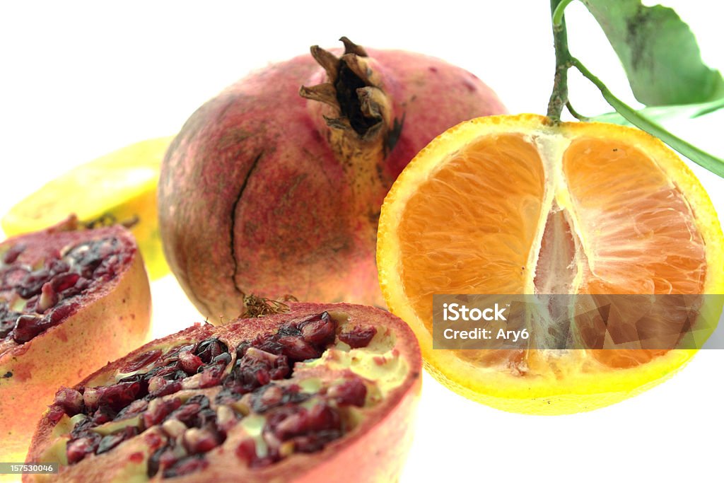 Melograno e Mandarine agrumi isolato su sfondo bianco - Foto stock royalty-free di Agrume
