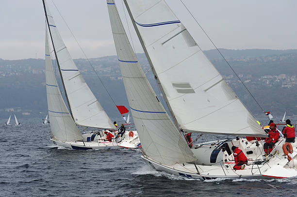 barche a vela durante la regata compeeting - sailing sailboat regatta teamwork foto e immagini stock