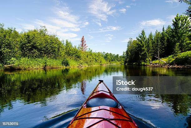 Photo libre de droit de Kayak Et La Rivière banque d'images et plus d'images libres de droit de Activité de plein air - Activité de plein air, Arbre, Ciel