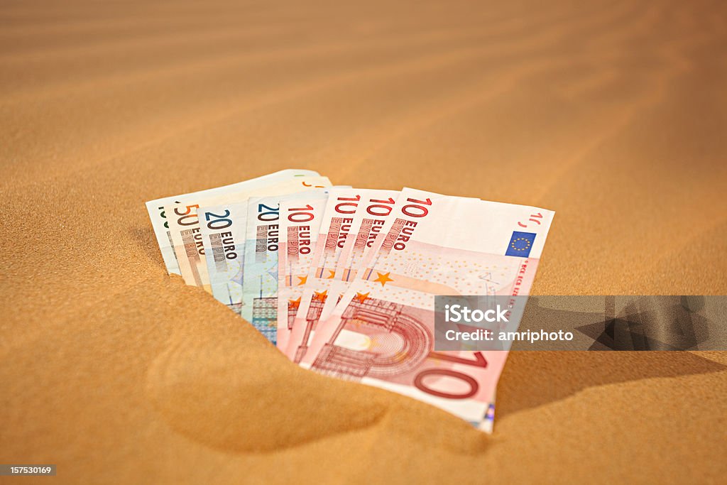 Impostazione di denaro in sabbia-frase in tedesco - Foto stock royalty-free di Ambientazione esterna