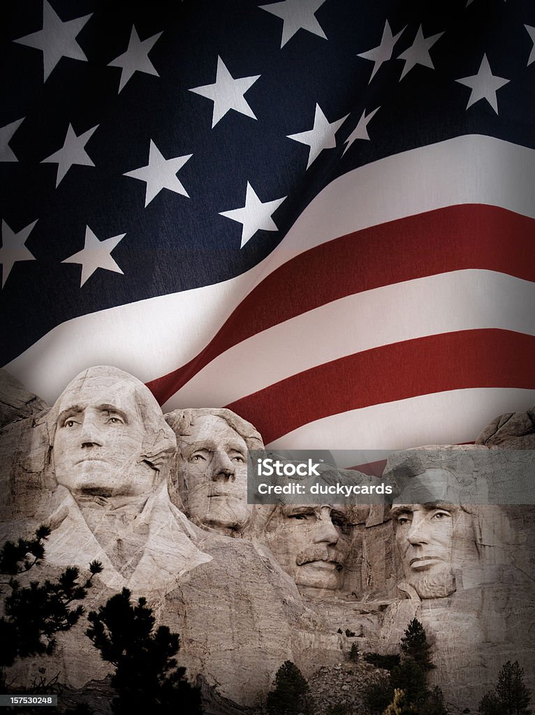Mont Rushmore avec drapeau américain en arrière-plan - Photo de Monument National du Mont Rushmore libre de droits