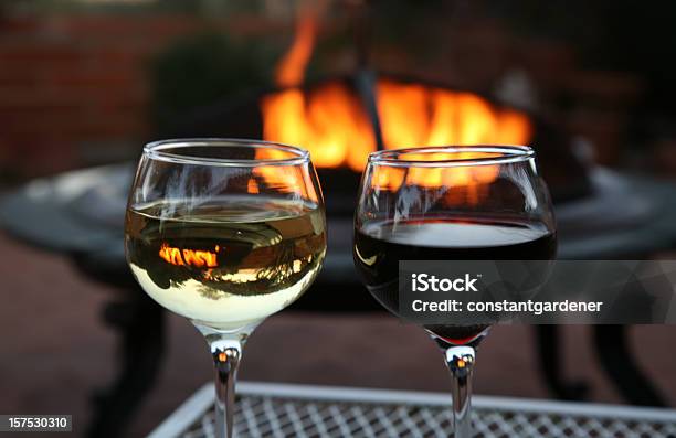 Vino Para Dos En El Fogón Al Aire Libre Foto de stock y más banco de imágenes de Hoyo para fuego - Hoyo para fuego, Vino, Bebida