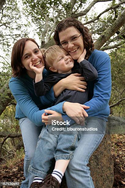 Foto de Retrato Espontâneo De Uma Família De Amantes De Três Pessoas e mais fotos de stock de Família