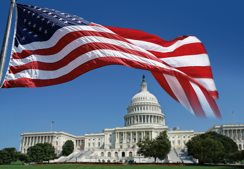 Bandera estadounidense en frente del Capitolio photo