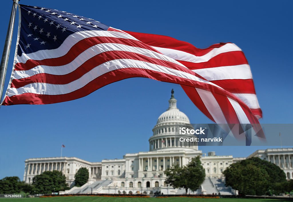 Американский флаг перед Капитолий - Стоковые фото США роялти-фри