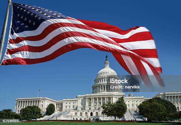 Американский Флаг Перед Капитолий — стоковые фотографии и другие картинки США - США, Сенат США, Вашингтон округ Колумбия