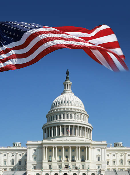 amerikanische flagge auf der vorderseite des capitol - flag of washington stock-fotos und bilder