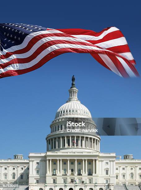 Bandeira Americana Em Frente Do Capitólio - Fotografias de stock e mais imagens de Washington DC - Washington DC, Edifício do Capitólio, Bandeira