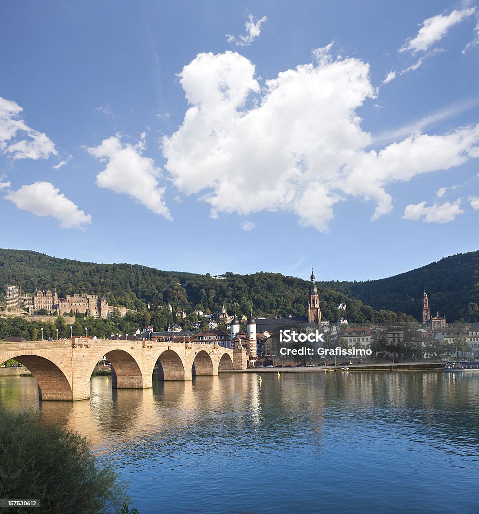 Cielo azul sobre viejo puente en Heidelberg Alemania - Foto de stock de Aire libre libre de derechos