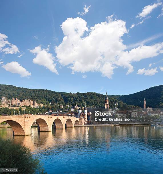 Cielo Azul Sobre Viejo Puente En Heidelberg Alemania Foto de stock y más banco de imágenes de Aire libre